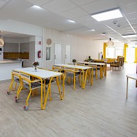 Alastek referenssi Treili Lamminranta hoivakalusteet Mainio-kalustesarja palvelutalon ruokailukalusteet