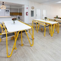 Alastek referenssi Treili Lamminranta hoivakalusteet Mainio-kalustesarja palvelutalon ruokailukalusteet