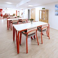 Alastek referenssi Treili Lamminranta hoivakalusteet Mainio-kalustesarja palvelutalon ruokailukalusteet