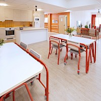 Alastek referenssi Treili Lamminranta hoivakalusteet Mainio-kalustesarja palvelutalon ruokailukalusteet