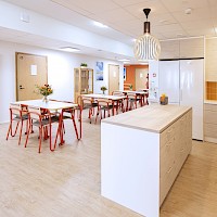 Alastek referenssi Treili Lamminranta hoivakalusteet Mainio-kalustesarja palvelutalon ruokailukalusteet