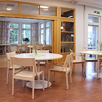 Alastek referenssi TampereMissio ruokailutilan kalusteet