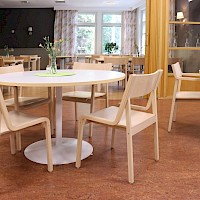 Alastek referenssi TampereMissio ruokailutilan kalusteet
