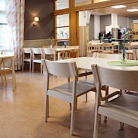 Alastek referenssi TampereMissio ruokailutilan kalusteet